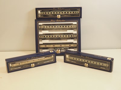 Lot 90 - LIMA HO gauge Italian Outline passenger...
