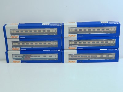 Lot 111 - ROCO HO gauge Italian Outline passenger...