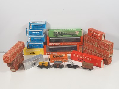 Lot 156 - HO Gauge rolling stock, mostly boxed, by...