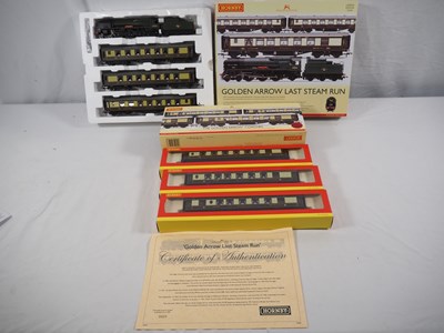 Lot 206 - HORNBY OO gauge R3400 limited edition 'Golden...