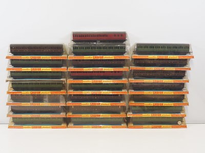 Lot 257 - GRAHAM FARISH OO gauge passenger coaches in...