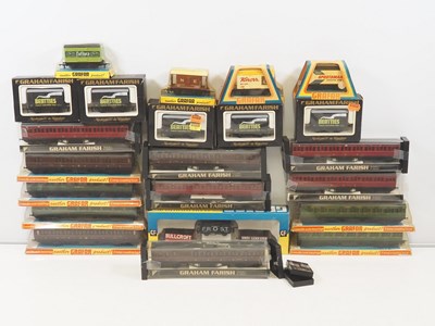 Lot 258 - GRAHAM FARISH OO gauge coaches and wagons - VG...