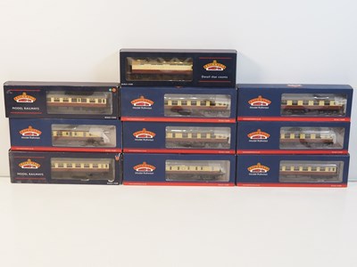Lot 265 - BACHMANN OO gauge passenger coaches, including...