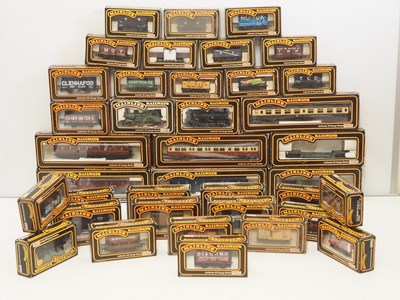 Lot 327 - MAINLINE OO gauge rolling stock comprising a...
