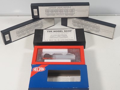 Lot 336 - OO gauge London Underground related items,...