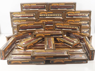 Lot 400 - MAINLINE OO gauge passenger coaches in various...