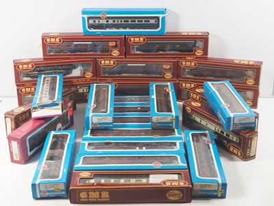Lot 404 - AIRFIX OO gauge passenger coaches in various...