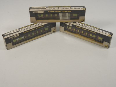 Lot 423 - WRENN OO gauge group of Pullman coaches...