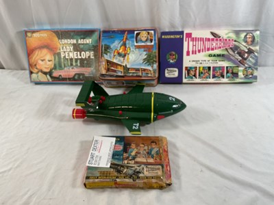 Lot 104 - Gerry Anderson's Thunderbirds' collectables,...