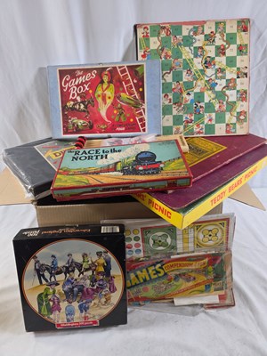 Lot 263 - Large compendium of vintage board and card...