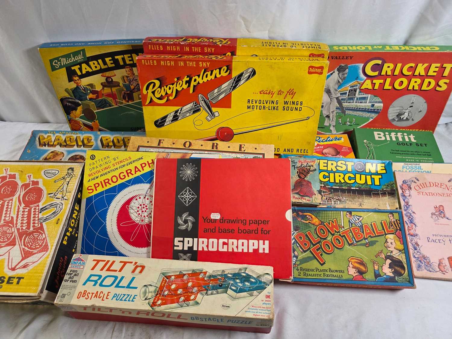 Lot 275 - A large group of vintage toys / games to...