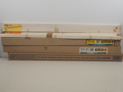 Lot 107 - A mixed group of HO gauge track and scenic...