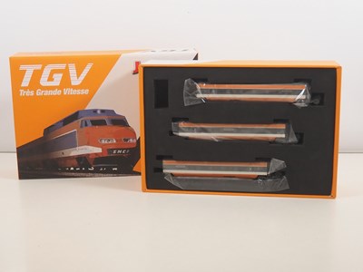 Lot 121 - JOUEF - French Outline HO gauge HJ3011 3-car...