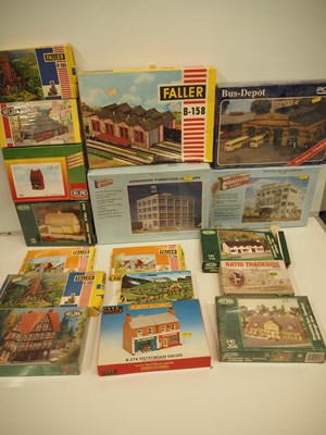 Lot 127 - A crate of HO/OO scale unbuilt plastic model...
