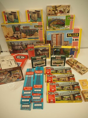 Lot 128 - A crate of HO/OO scale unbuilt plastic model...