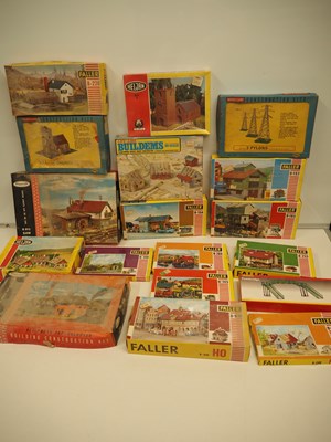 Lot 134 - A crate of HO/OO scale unbuilt plastic model...