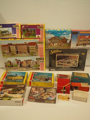 Lot 135 - A crate of HO/OO scale unbuilt plastic model...