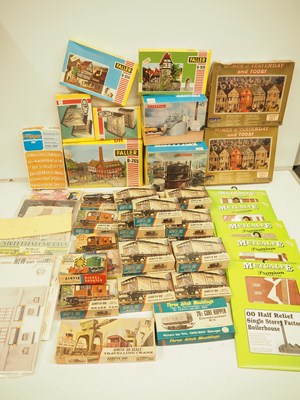 Lot 136 - A crate of HO/OO scale unbuilt plastic and...