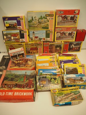 Lot 140 - A crate of HO/OO scale unbuilt plastic model...