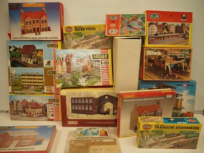 Lot 141 - A crate of HO/OO scale unbuilt plastic model...