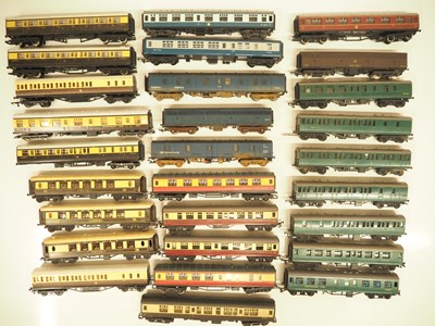 Lot 149 - A large tray of unboxed OO gauge coaches by...