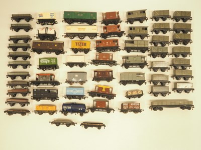 Lot 150 - A large tray of unboxed OO gauge wagons,...