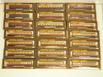 Lot 165 - A large group of OO gauge MAINLINE passenger...