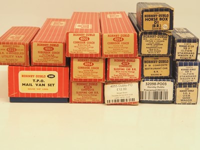 Lot 169 - A group of HORNBY DUBLO OO gauge 2 and 3 rail...