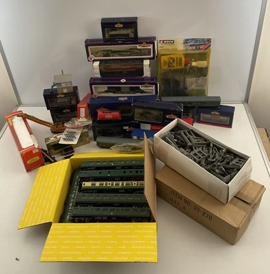 Lot 174 - A large quantity of OO gauge boxed and unboxed...