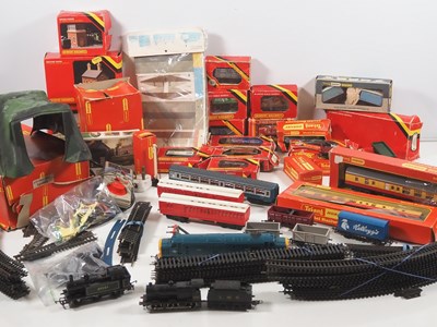 Lot 176 - A selection of mixed OO gauge model railway...