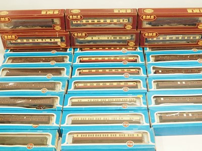 Lot 196 - A large group of OO gauge AIRFIX passenger...