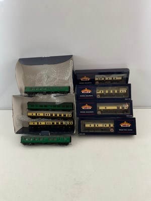 Lot 210 - A group of OO gauge passenger coaches and...