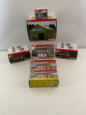 Lot 211 - A group of HORNBY OO gauge Skaledale resin...