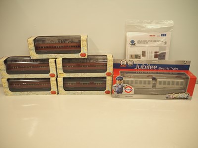 Lot 224 - A mixed group of EFE OO gauge London...