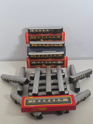 Lot 254 - A group of OO gauge Pullman coaches by HORNBY...