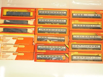 Lot 279 - A group of HORNBY / TRIANG HORNBY OO gauge...
