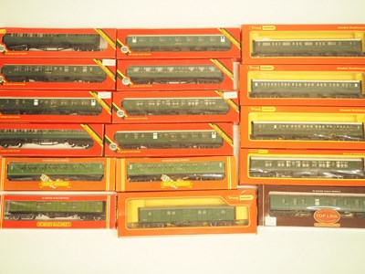 Lot 280 - A group of HORNBY / TRIANG HORNBY OO gauge...