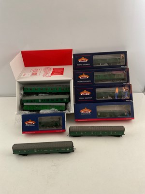 Lot 303 - A group of OO gauge passenger coaches and...