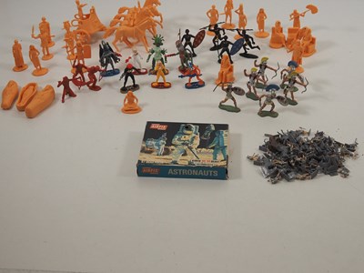 Lot 366 - A mixed group of vintage plastic figures to...