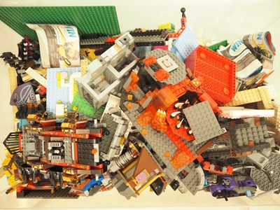 Lot 374 - An unboxed 'brick n mix' of assorted sizes and...