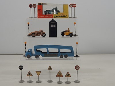 Lot 528 - A mixed group of vintage diecast toys to...