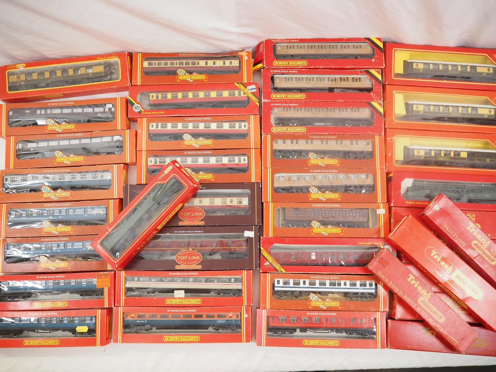 Lot 235 - OO gauge boxed passenger coaches by HORNBY,