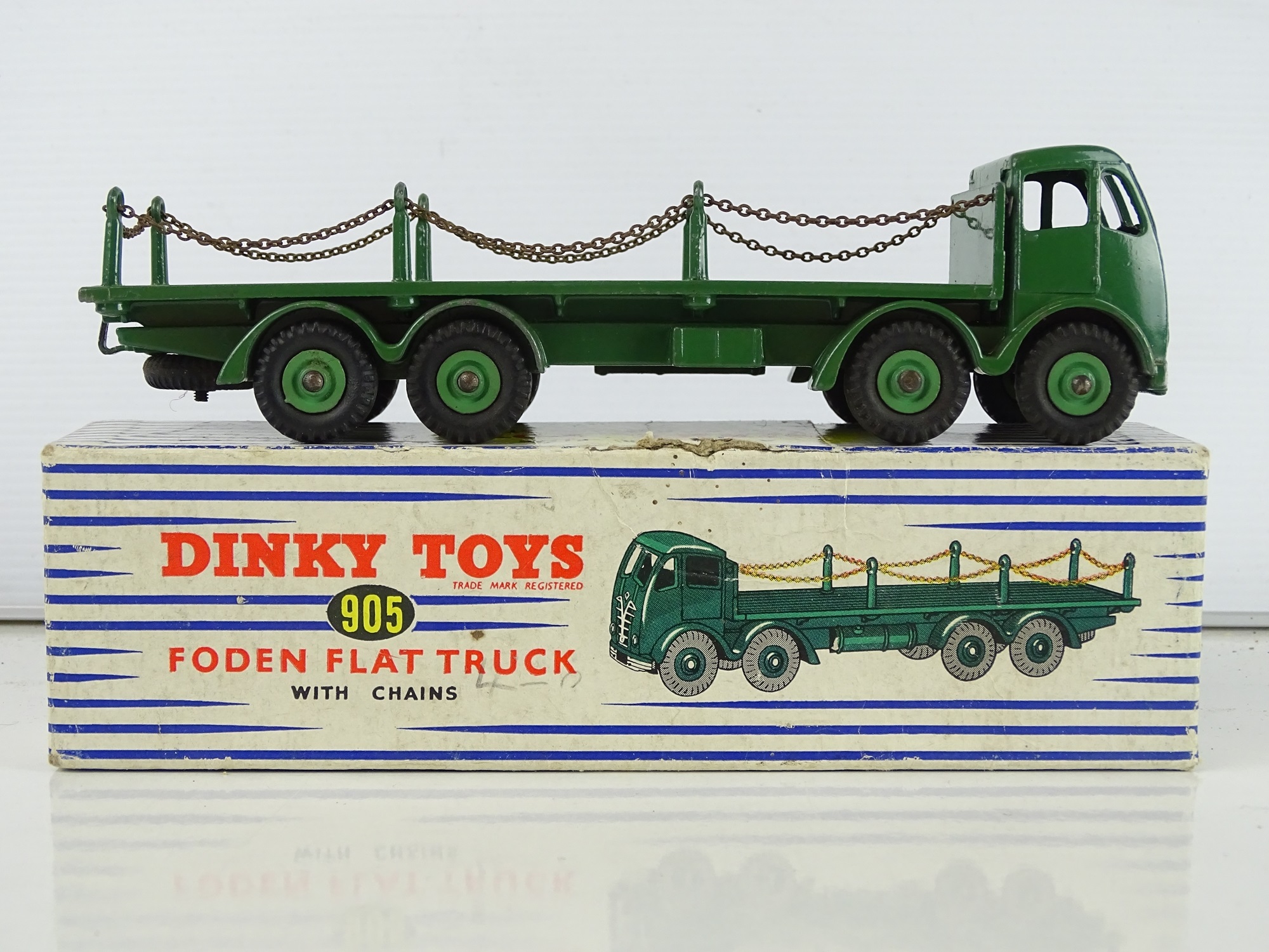 【週末セール】Dinky Toys 905 FODEN FLAT TRUCK Lot 170 - A DINKY Toys 905 Foden Flat Truck with