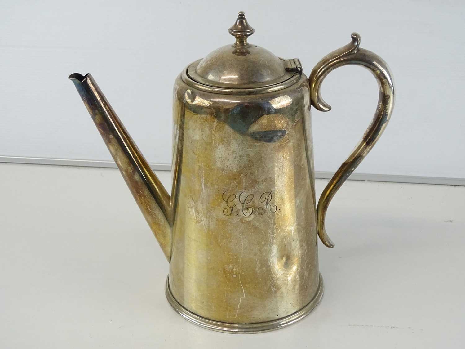 Lot 62 - An Elkington & Co. silver plated coffee pot (9"...