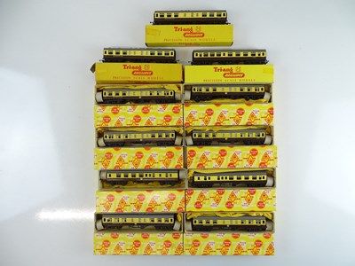 Lot 6 - A group of TRI-ANG TT Gauge passenger coaches...