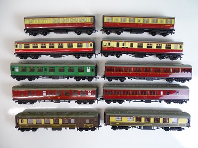 Lot 490 - A quantity of unboxed OO Gauge coaches by...